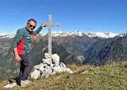 03 Alla croce di vetta del Pizzo Badine  (2044 m) vista panoramica verso le Orobie dell'alta Val Brembana